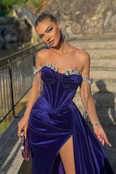 Hermoso vestido de fiesta de sirena con abertura frontal y hombros descubiertos con purpurina